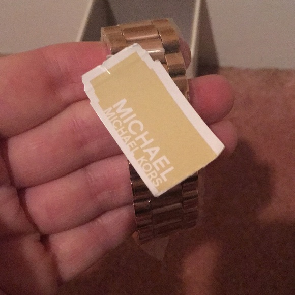 Michael Kors Large Faced Women's Watch. NWT - Picture 3 of 5